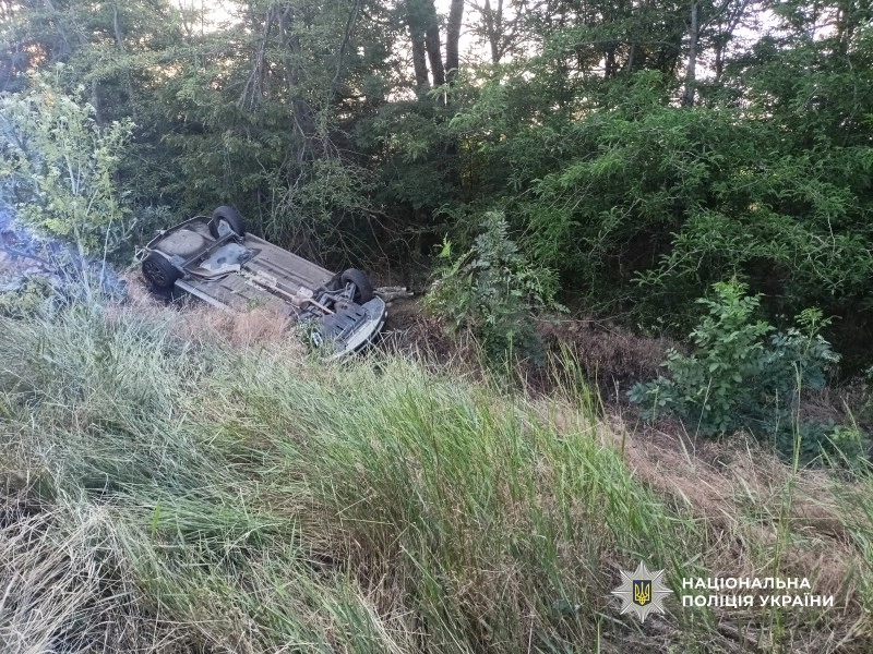 На Одещині автівка вилетіла у кювет: водій – загинув, пасажир — у лікарні