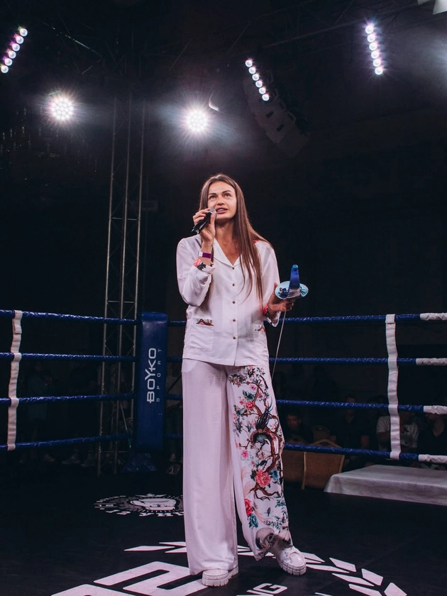 Шаблю олімпійської призерки з Одеси продали на аукціоні заради ЗСУ (фото)