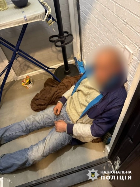 В Одесі затримали молодиків, які утримували чоловіка в полоні на ланцюгі, вимагаючі гроші