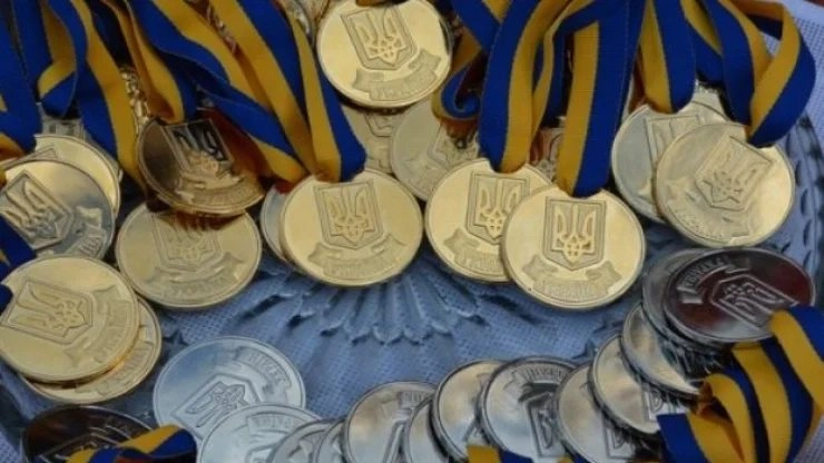Без «золотих» медалей, але «з відзнакою»: в Міносвіти розповіли про нововведення у школах
