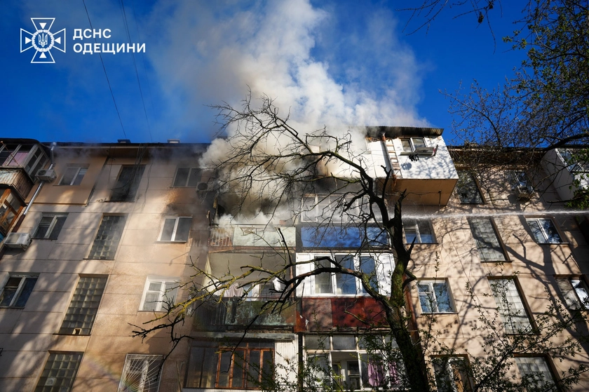 В Одесі через несправний електросамокат загорілися три квартири: врятовані двоє людей (фото, відео)