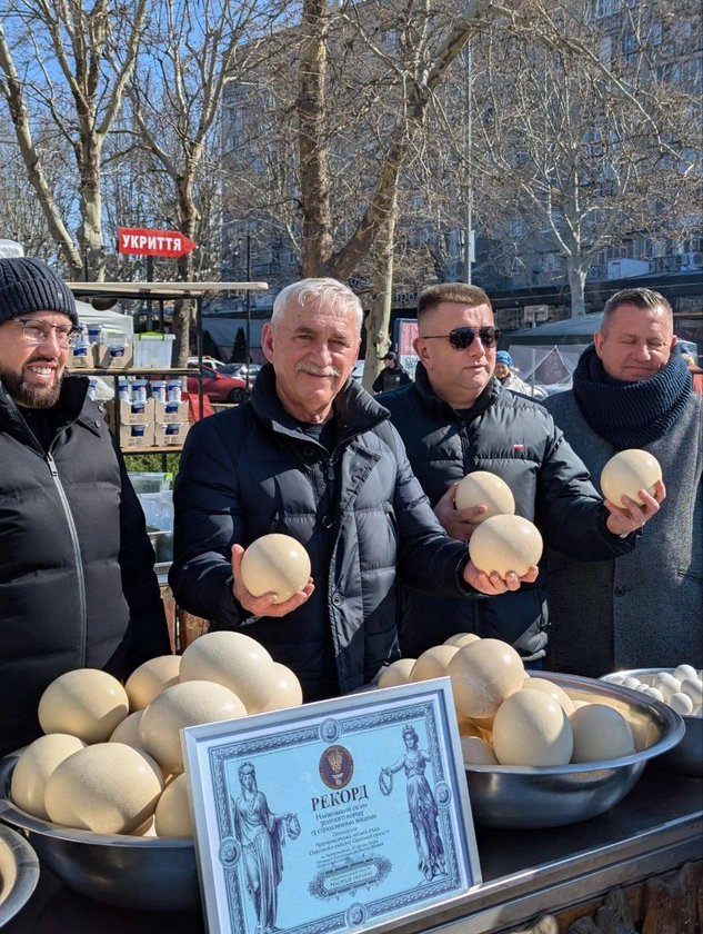 У Чорноморську зафіксували Нацрекорд з виготовлення зеленого борщу зі страусиними яйцями (фото, відео)