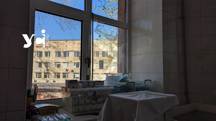 Внаслідок вчорашнього удару в одеській лікарні вишибло майже 80 вікон та двері (фото)