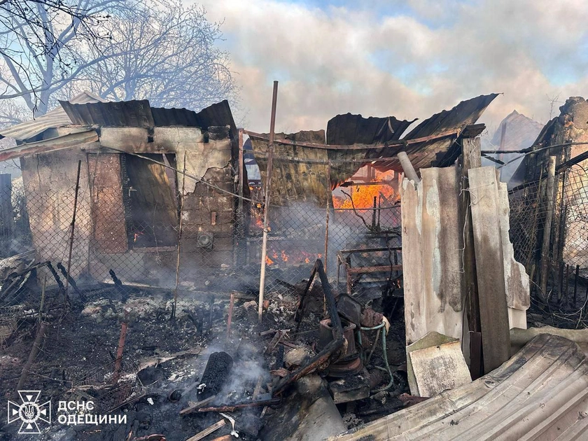 На Одещині згорів приватний будинок: його власник потрапив у лікарню (фото)