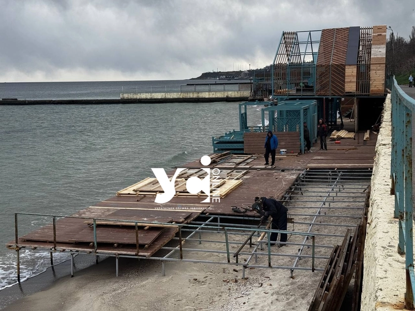 На 12 Фонтана впритул до моря ресторан будує дерев’яний настил (фото)