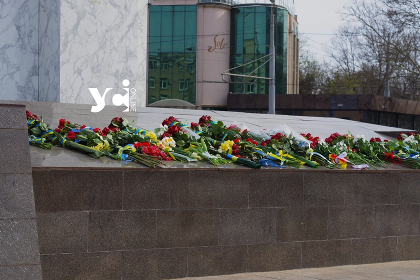 81 рік тому Одеса була звільнена від окупації: до обеліска «Крила Перемоги» поклали квіти (фото)