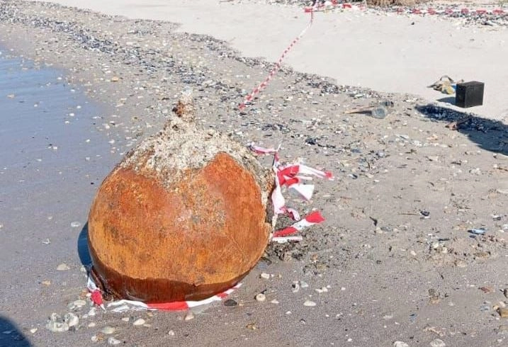 Прикордонники на Одещині знищили дві міни, що винесло морем (фото, відео)
