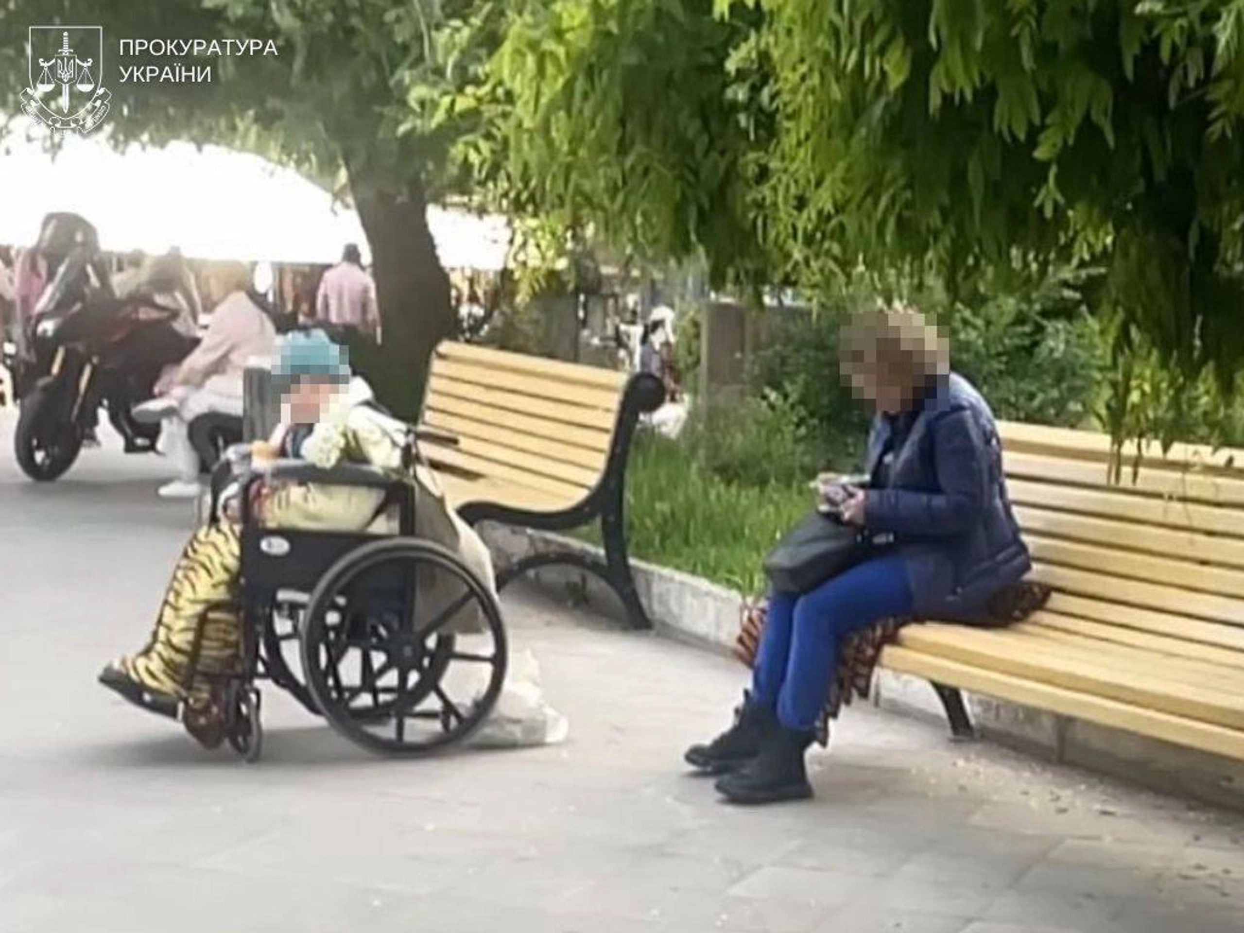В Одесі засудили жінку, яка змушувала матір жебракувати та дала хабар поліцейському, до 4 років ув’язнення