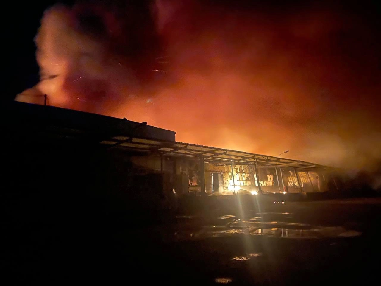 Вночі росіяни уразили 5,5 тисяч квадратних метрів складу компанії, яка виробляла снеки популярного бренду