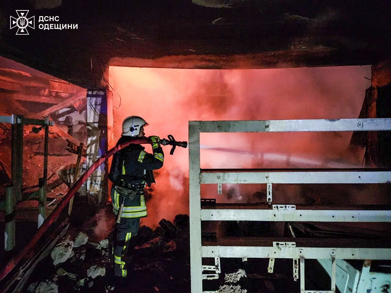 Вогнеборець гасить пожежу на місці атаки на Одещині. Фото: ДСНС