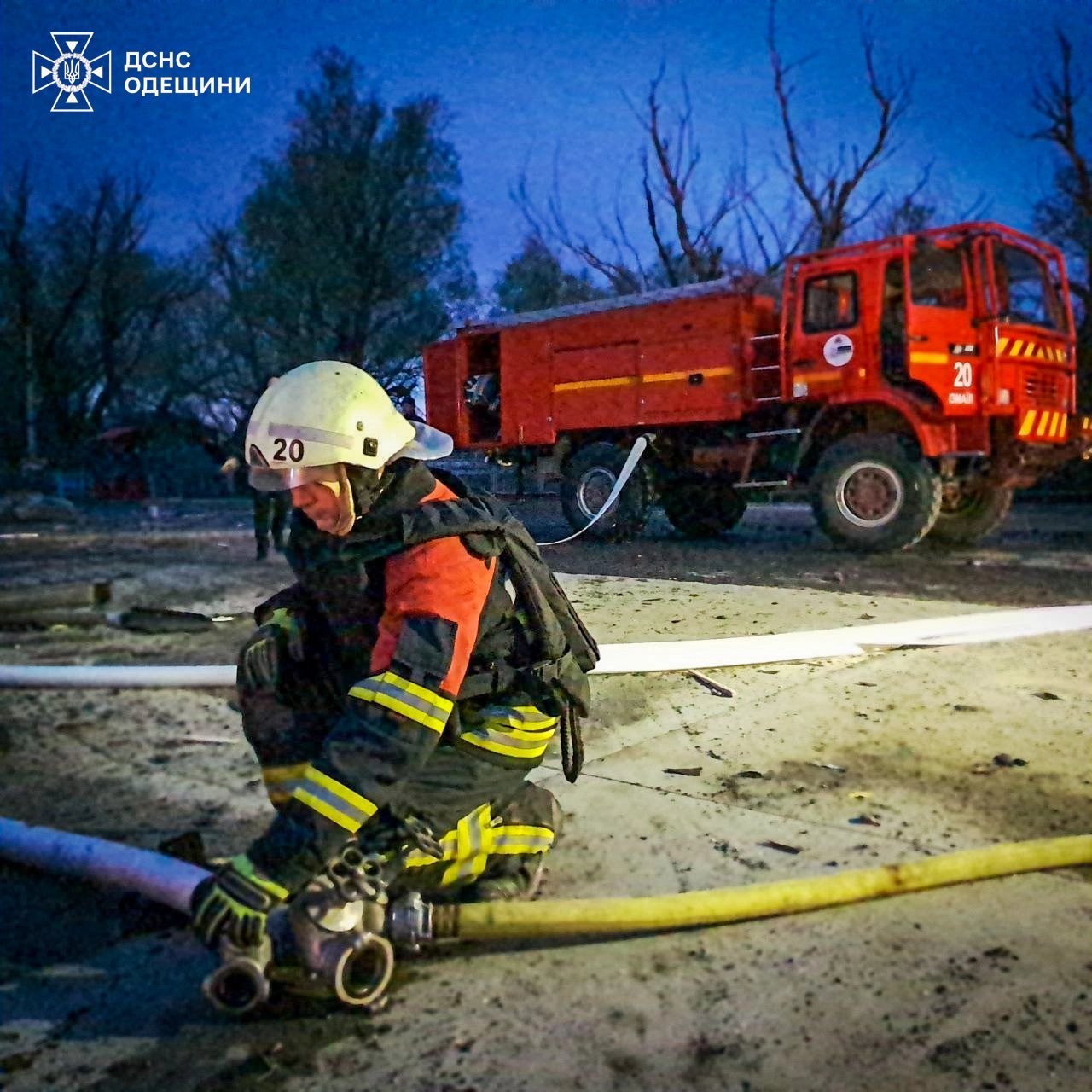 Вогнеборець гасить пожежу на місці атаки на Одещині. Фото: ДСНС