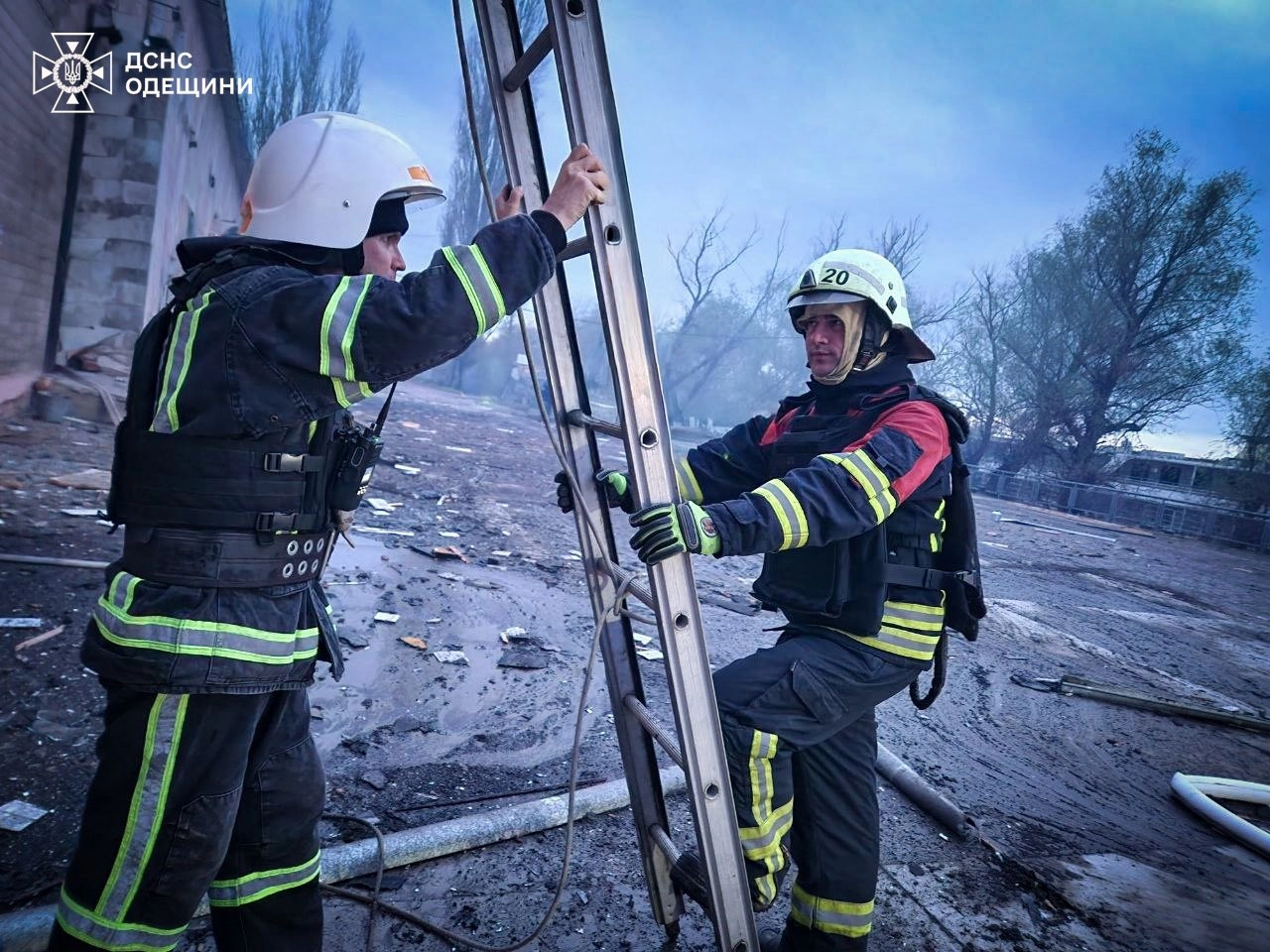 Вогнеборець гасить пожежу на місці атаки на Одещині. Фото: ДСНС