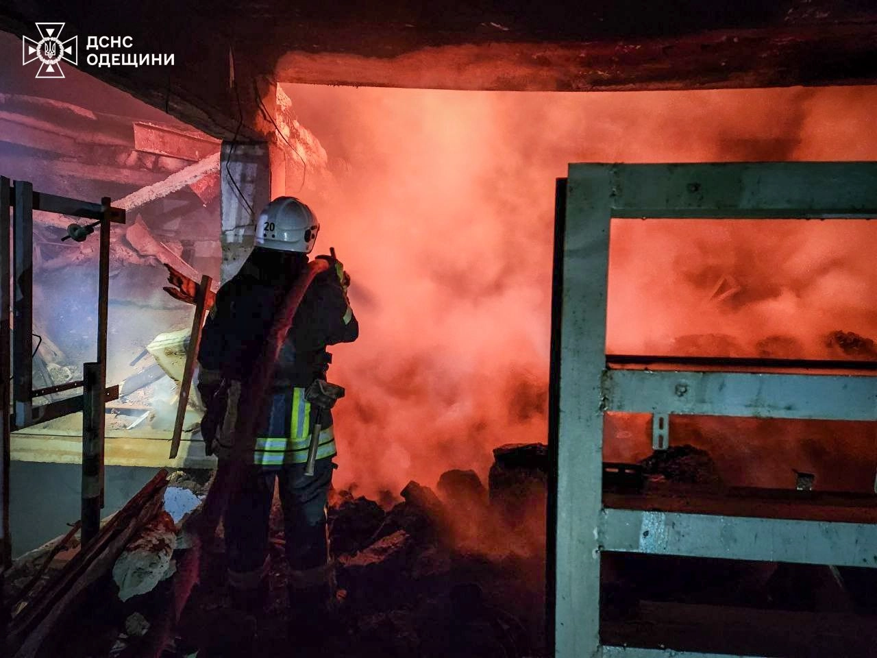 Вогнеборець гасить пожежу на місці атаки на Одещині. Фото: ДСНС