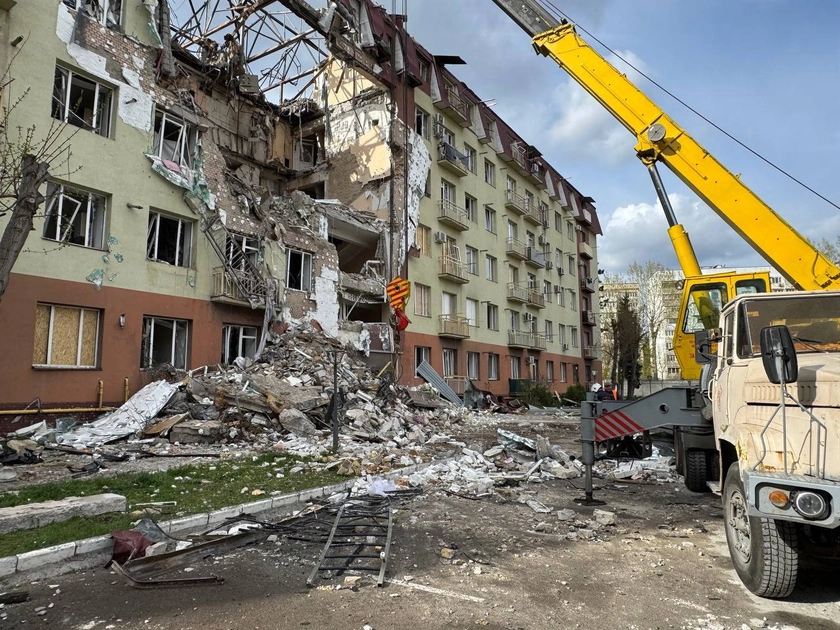 Після російської атаки 6 квітня на Одесу комунальники досі розбирають завали: вже закрили 713 вибитих вікон
