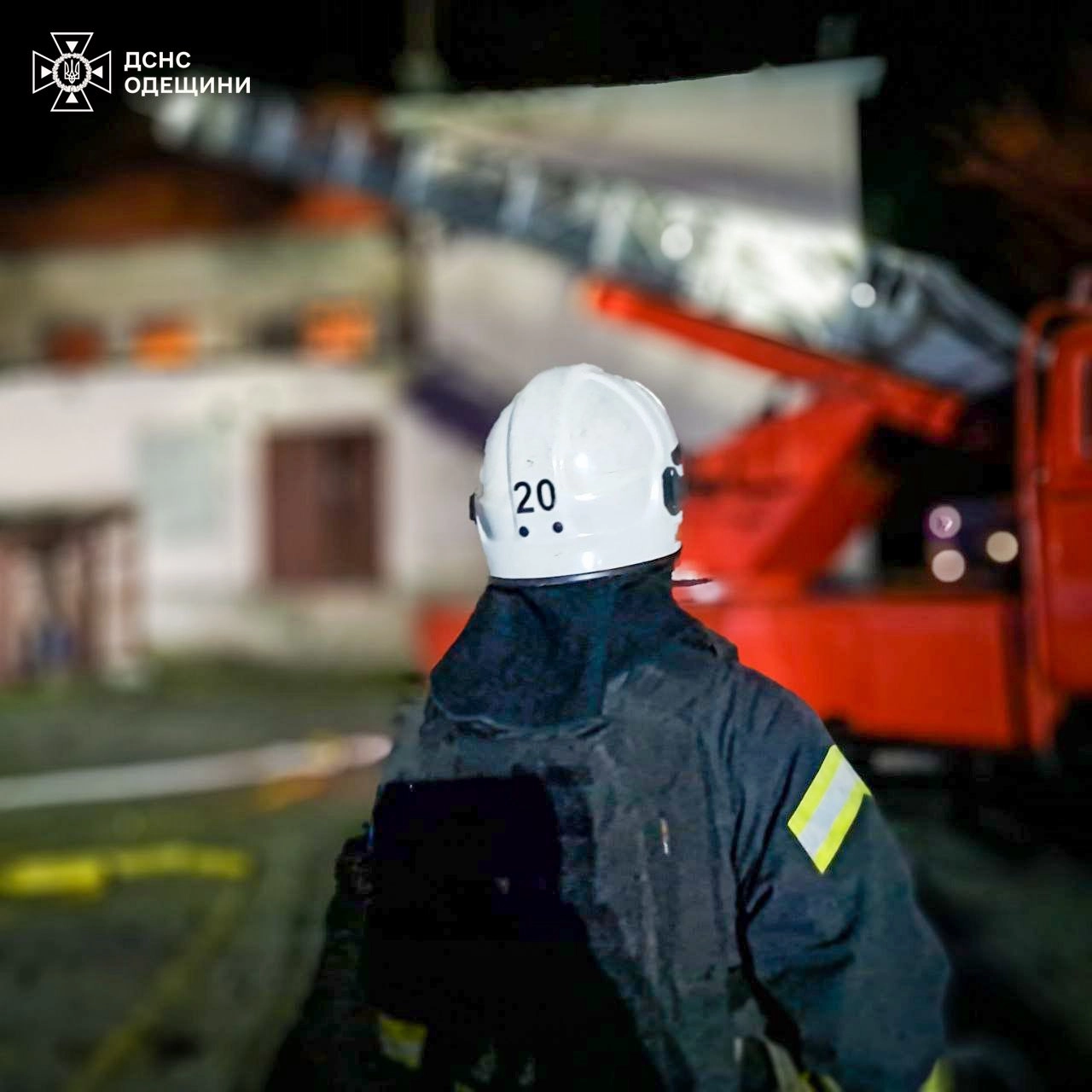 Вогнеборець гасить пожежу на місці атаки на Одещині. Фото: ДСНС