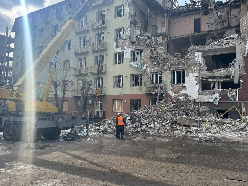 Понад 4,5 тисяч комунальників і залізничників отримають по 20 тисяч за відновлення після атак