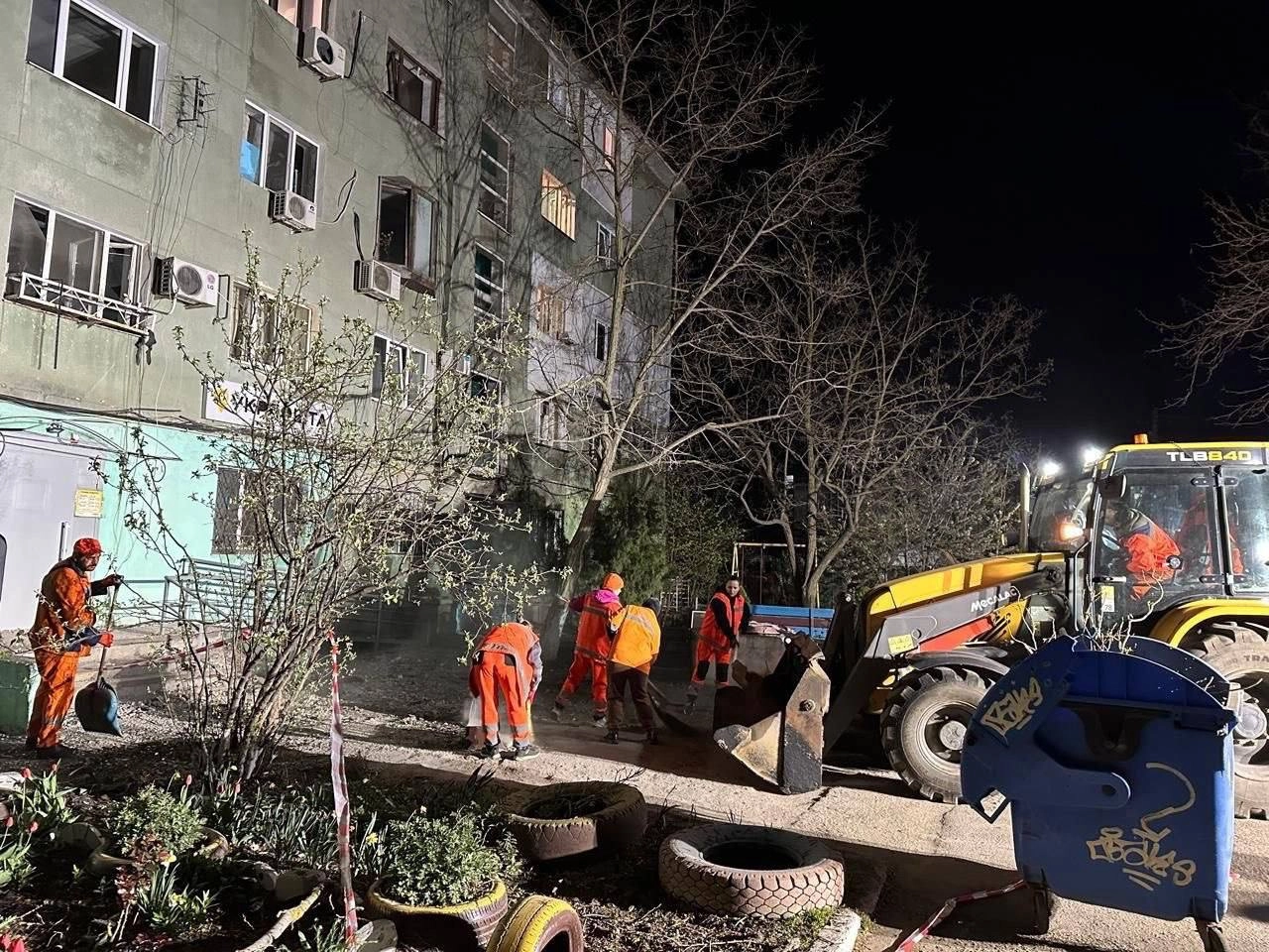 З ночі на всіх локаціях працюють комунальні служби