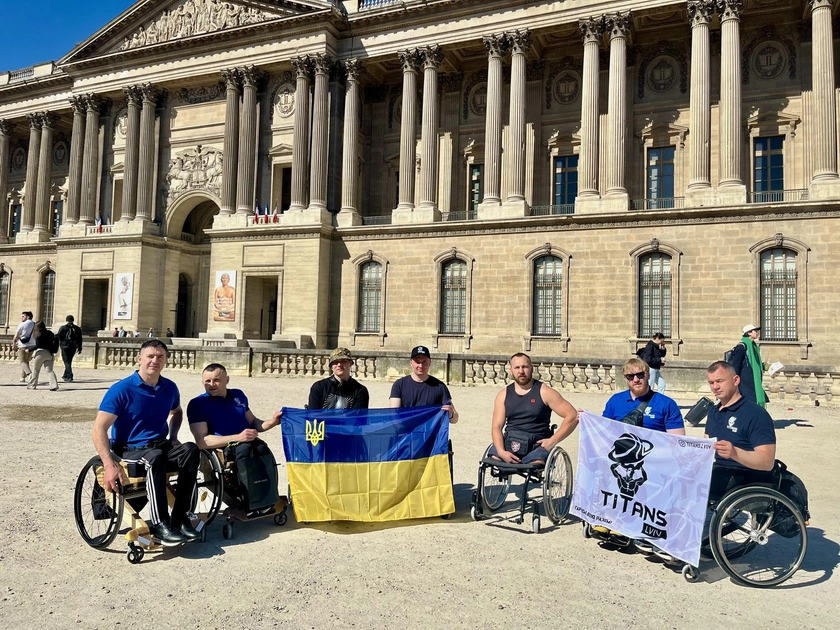 Українські ветерани здолали 42 кілометри на кріслах колісних на Паризькому марафоні