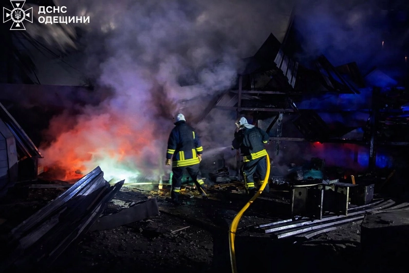 Вночі росіяни знов атакували порт на півдні Одещини: горіли адмінбудівлі та складські приміщення