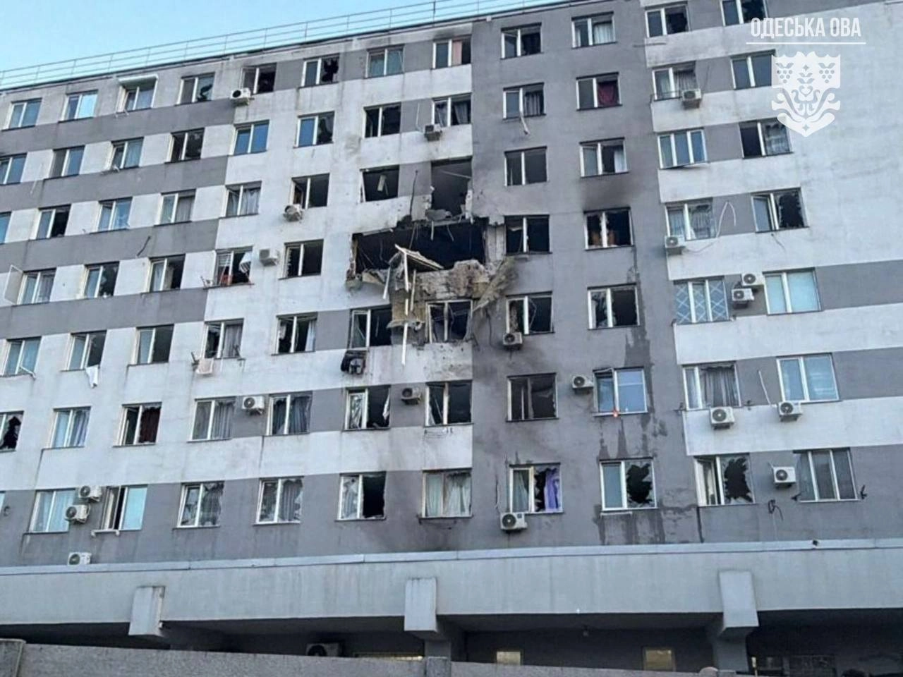 РФ атакувала Одесу - “шахед” влучив у дев’ятиповерхівку: одна людина загинула