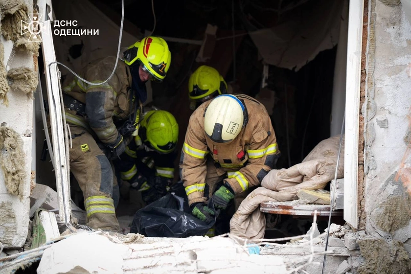 В Одесі під завалами шукають людей - є інформація про зниклих безвісти у зруйнованому будинку (ОНОВЛЕНО)