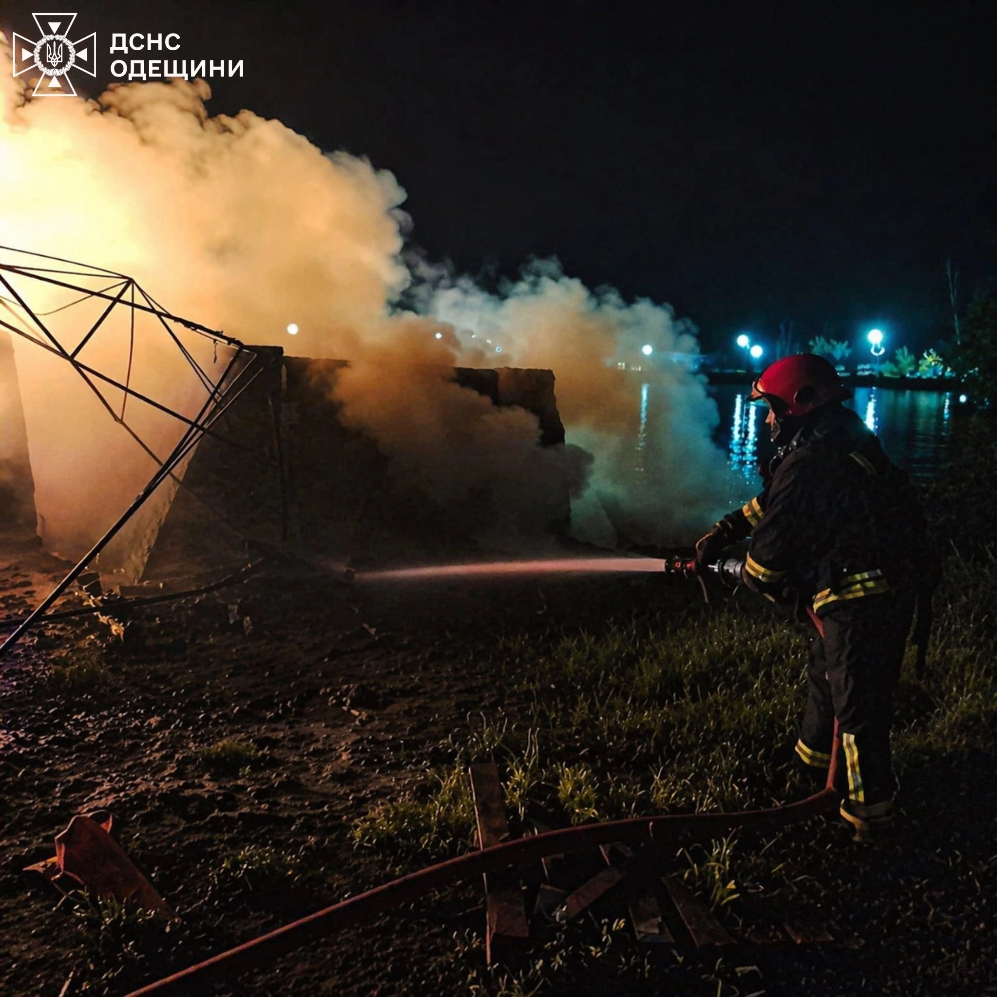 Вогнеборець гасить пожежу на місці атаки в Ізмаїльському районі, 17 квітня
Фото: ДСНС