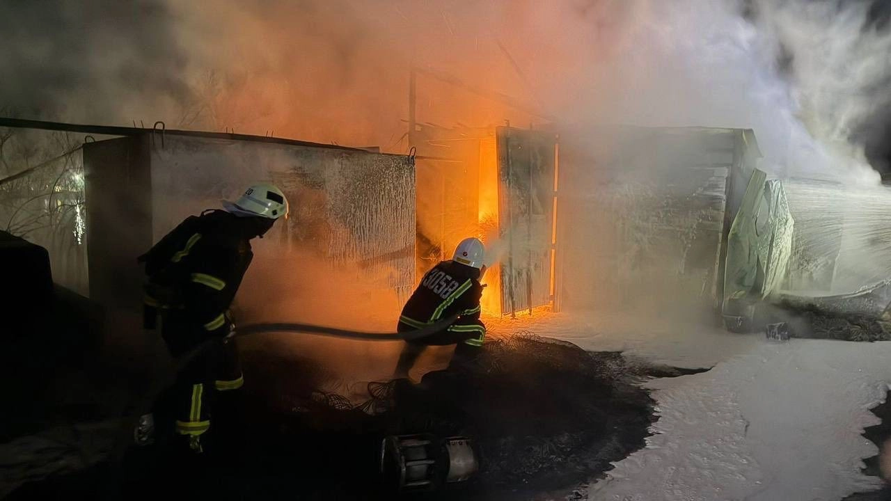 Вогнеборці гасять пожежу на місці атаки в Ізмаїльському районі, 17 квітня
Фото: ДСНС