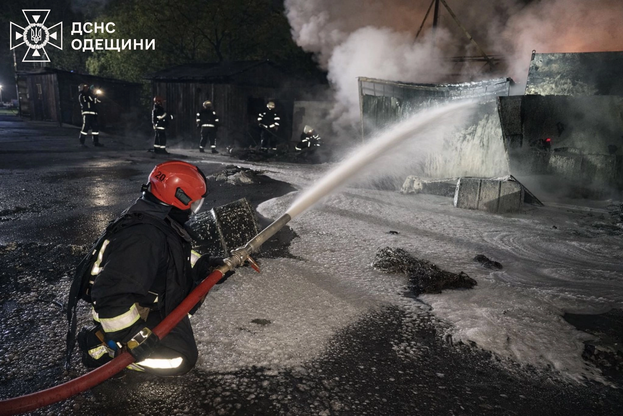 Вогнеборець гасить пожежу на місці атаки в Ізмаїльському районі, 17 квітня
Фото: ДСНС
