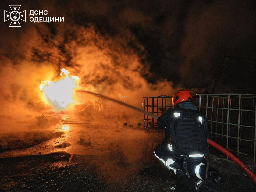 Росія знову атакувала південь Одещини: горіла портова інфраструктура та заповідник
