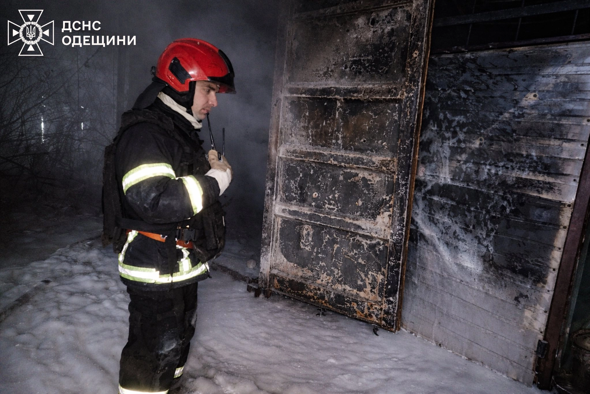 Вогнеборець гасить пожежу на місці атаки в Ізмаїльському районі, 17 квітня
Фото: ДСНС