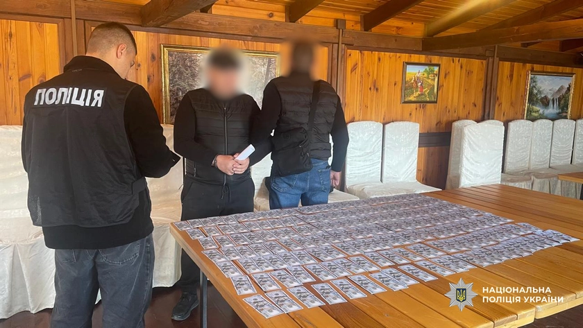 На Одешині затримали чоловіка, який за 18 тисяч доларів виготовляв ухилянтам фальшиві документи про непридатність