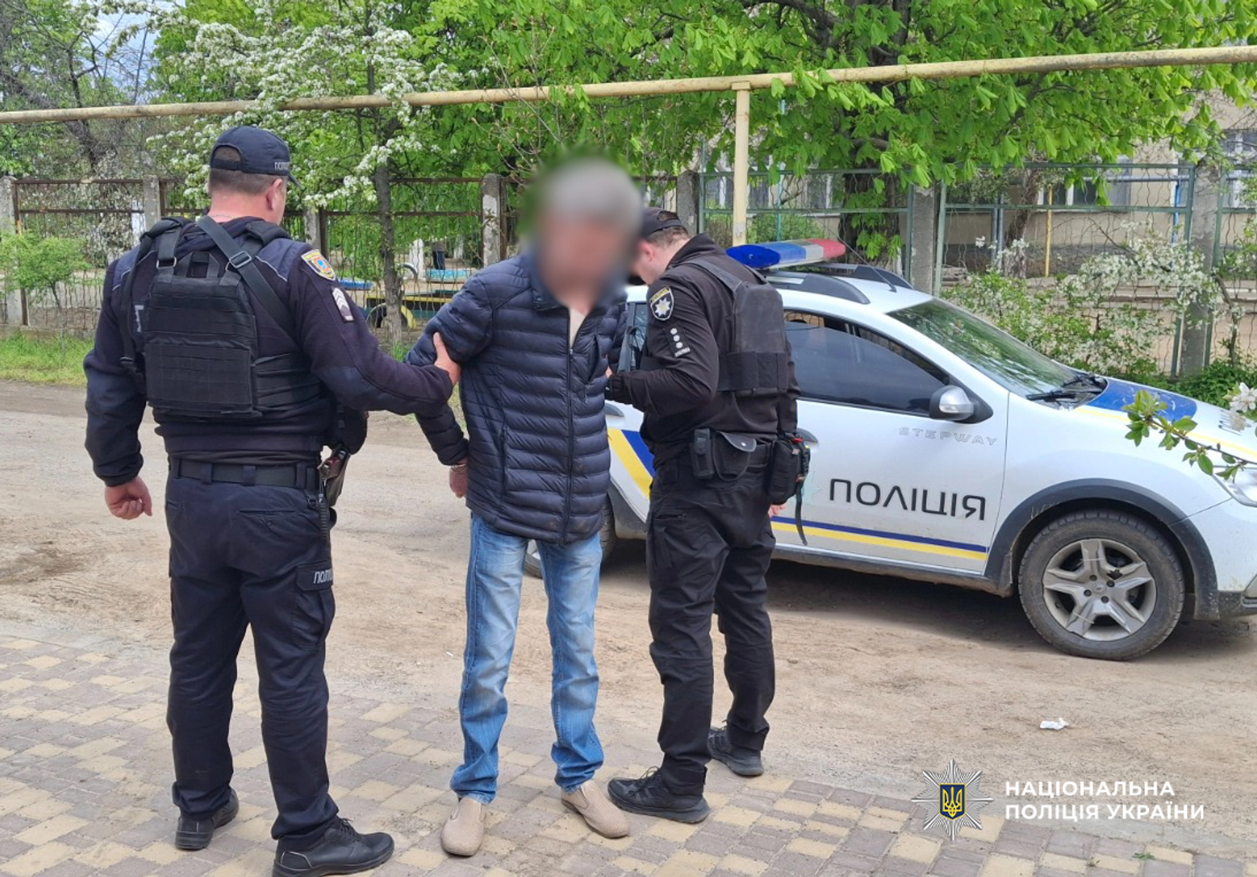 На Одещині нетверезий батько прийшов до школи по сина зі зброєю та погрожував вчительці