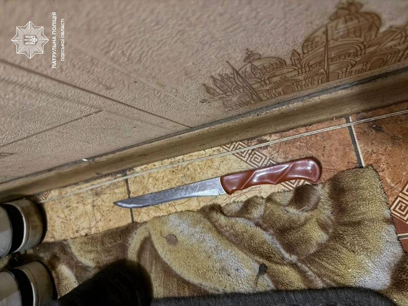 В Одесі затримали чоловіка, який із ножем бігав під’їздом і погрожував мешканцям