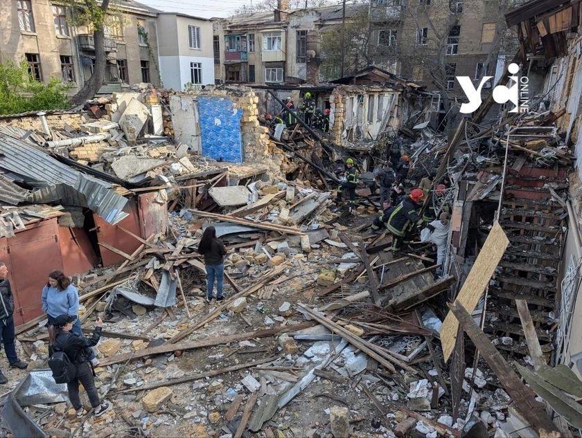Вночі росіяни атакували житлові будинки в Одесі та цивільне судно: загинула літня пара, 15 людей постраждали