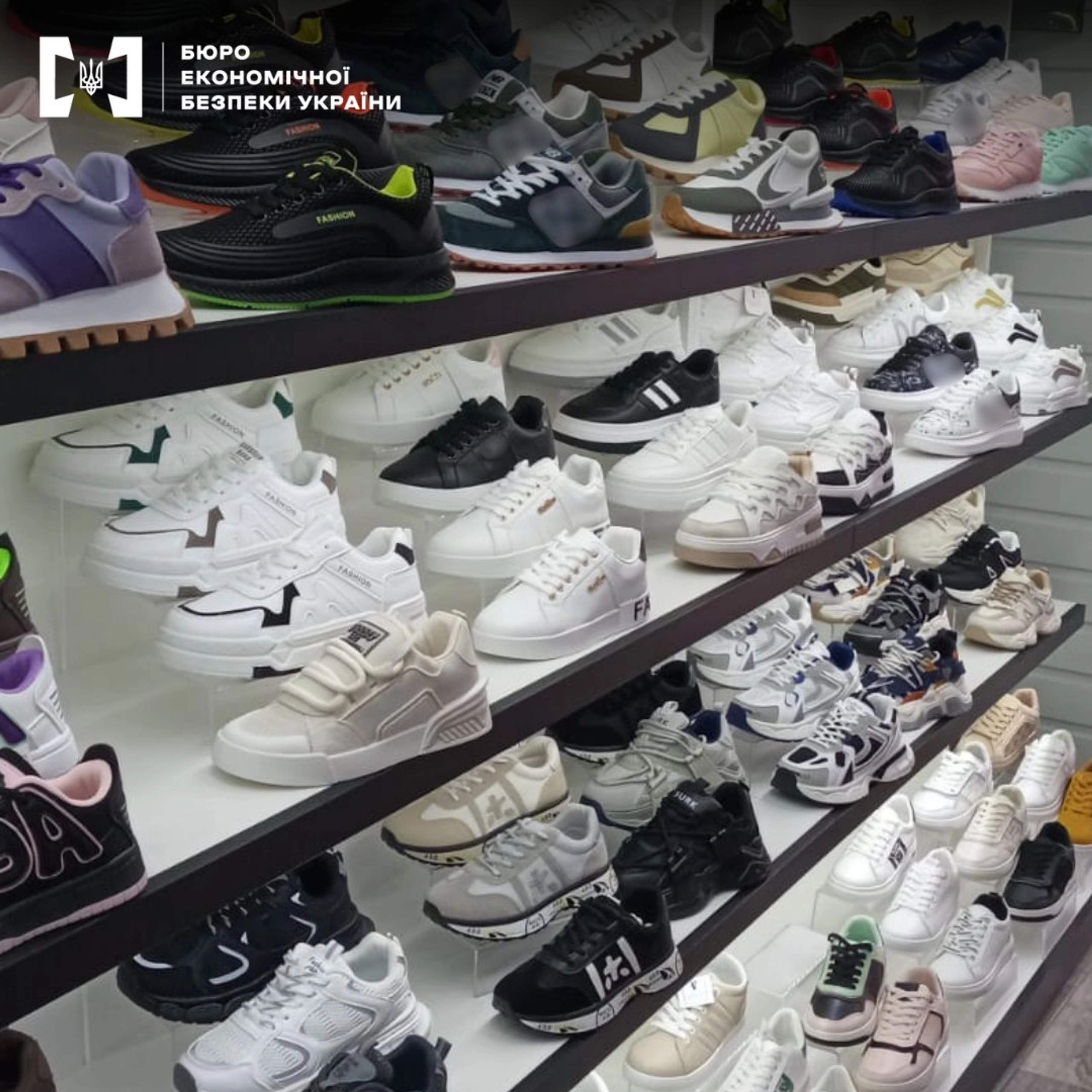 В Одесі три жінки продавали підроблені кросівки