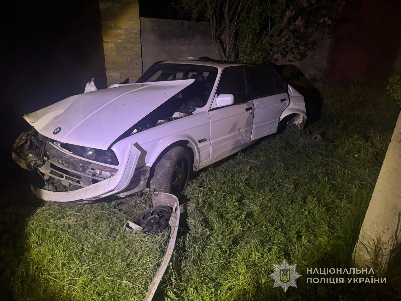 Під Одесою 19-річний хлопець на BMW влетів у стовп