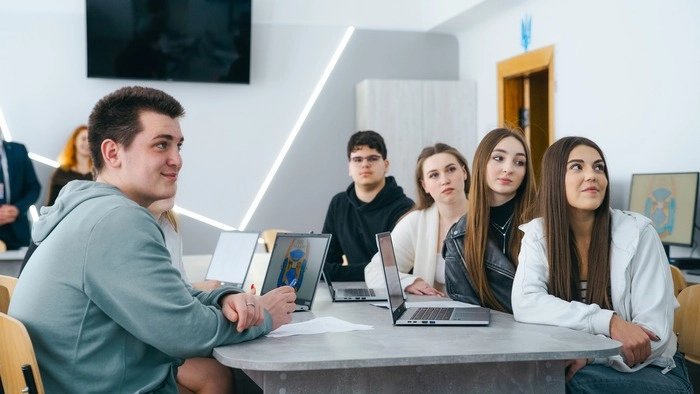 Українські коледжі та школи отримали понад 7 тисяч гаджетів від Японії та партнерів