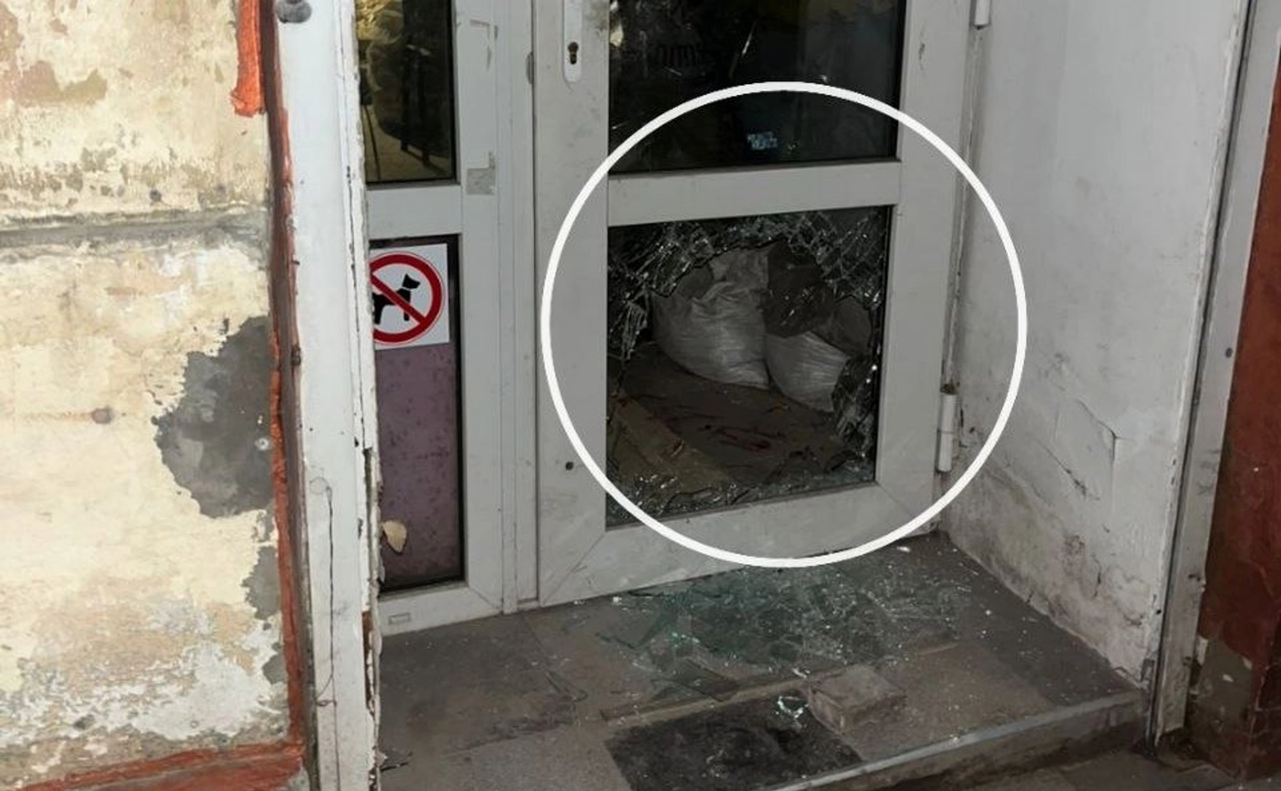У Приморському районі чоловік напідпитку вдерся до чужого приміщення