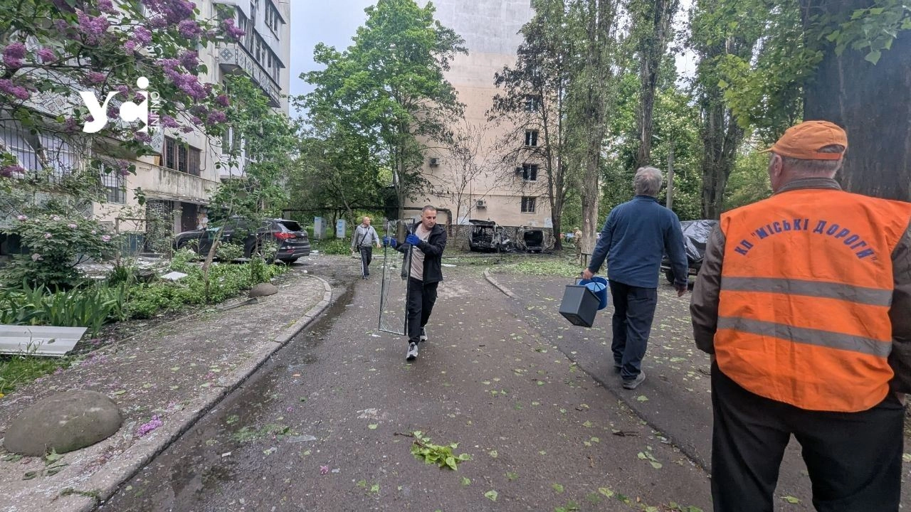Попередньо на місці «прильоту» вибуховою хвилею вибило понад 200 вікон