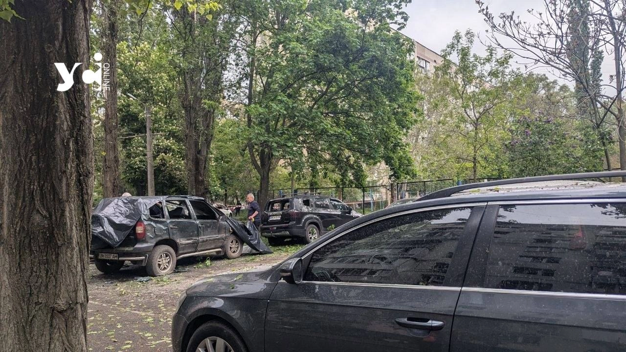 Попередньо на місці «прильоту» вибуховою хвилею вибило понад 200 вікон