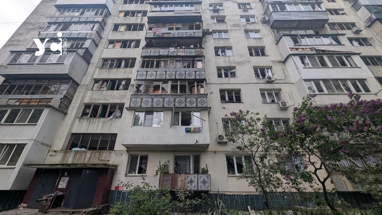 Попередньо на місці «прильоту» вибуховою хвилею вибило понад 200 вікон