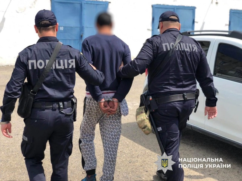 На узбережжі Дністровського лиману молодик пограбував відпочивальницю