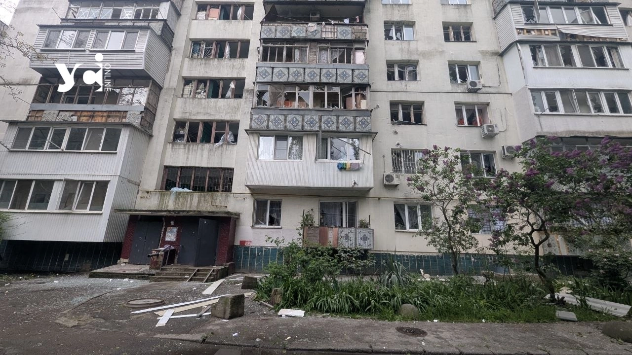 В Одесі під час атаки рф спалахнула пожежа: горить дах будинку та автомобілі, є постраждалі (ОНОВЛЮЄТЬСЯ)