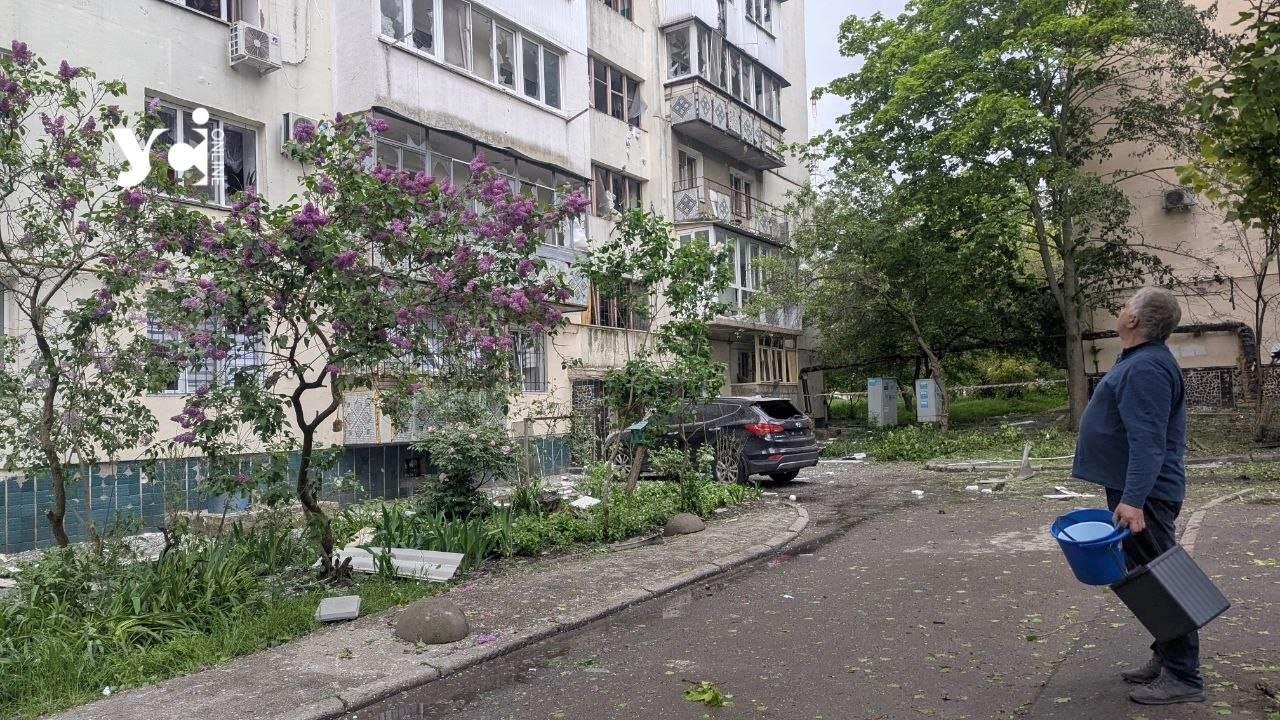 Попередньо на місці «прильоту» вибуховою хвилею вибило понад 200 вікон