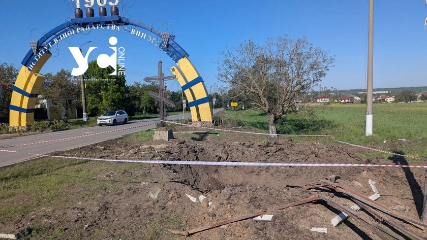 «Все так раптово сталося»: одесити розповіли, як російська ракета впала біля арки Інституту виноградарства та пошкодила будинки