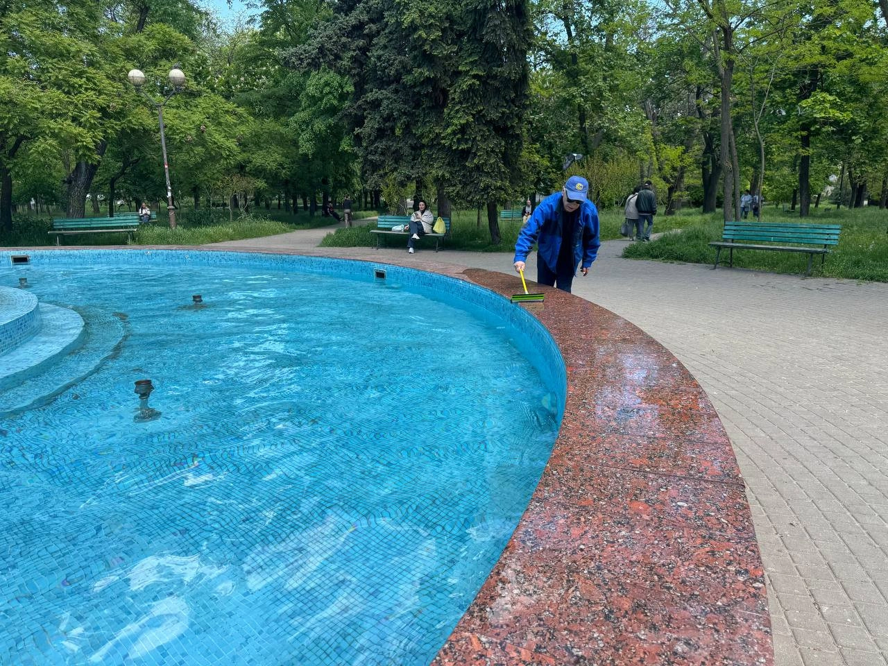У парках і бюветах Одеси тривають масштабні роботи з прибирання