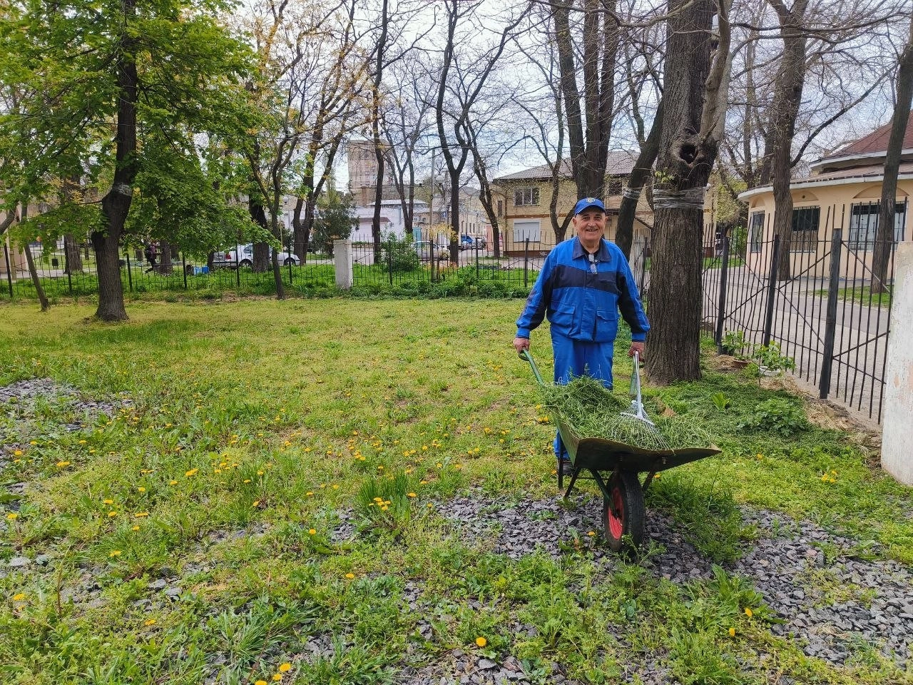 У парках і бюветах Одеси тривають масштабні роботи з прибирання