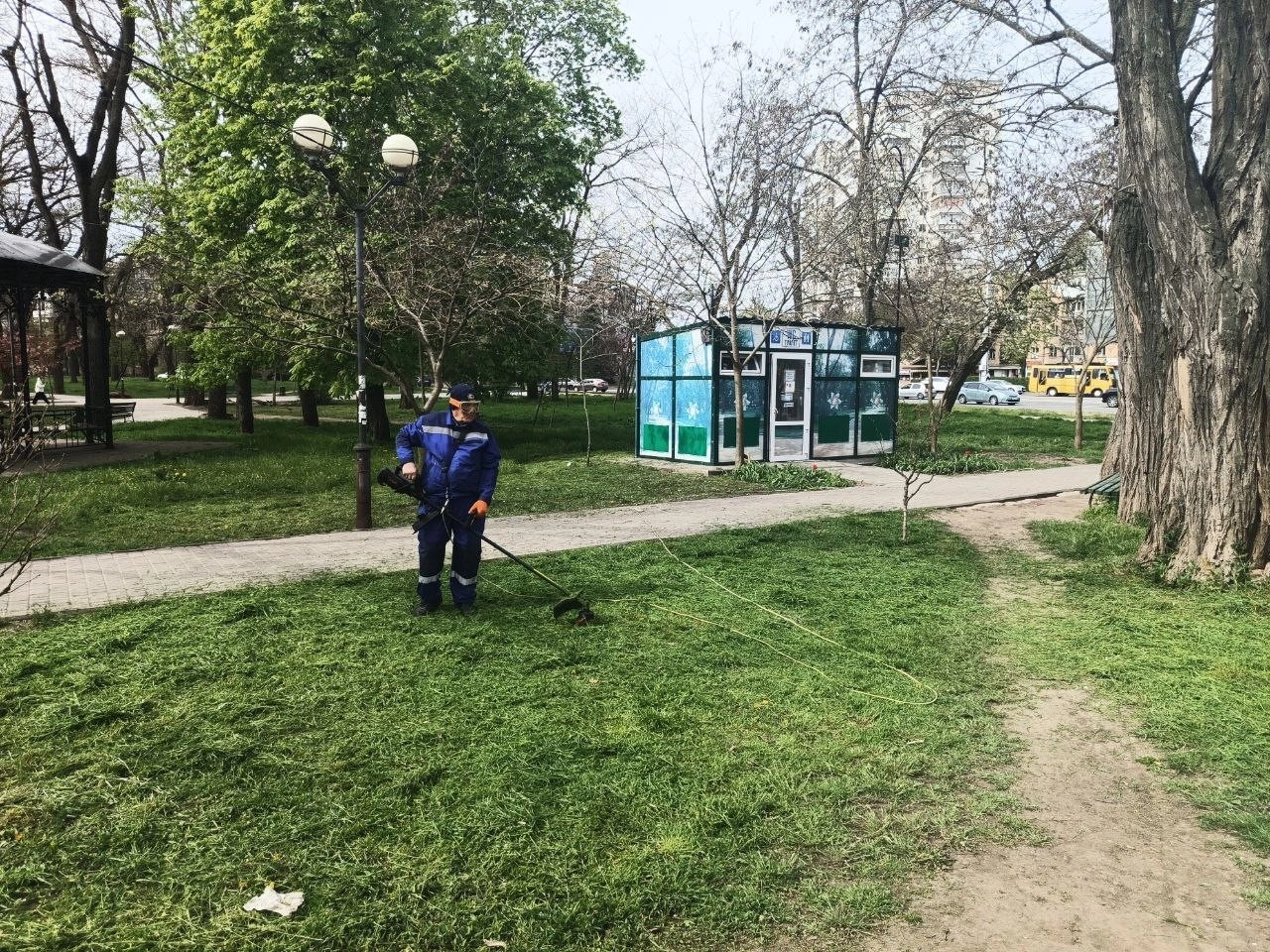 У парках і бюветах Одеси тривають масштабні роботи з прибирання