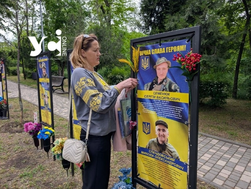 В Одесі на День вишиванки провели акцію пам’яті загиблих захисників «Вишита стрічка пам’яті»