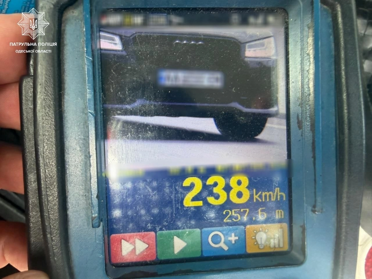 Водій Audi їхав на швидкості 240 км та попався на чужих номерах
